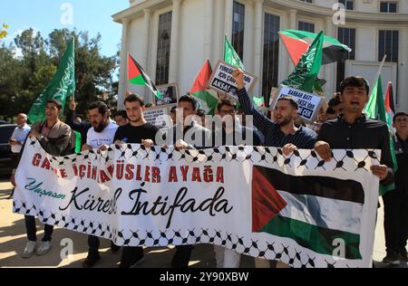 Gaziantep, Turkiye. Oktober 2024. Gaziantep, Turkiye. Oktober 2024. Studenten protestieren auf dem Campus der Gaziantep Universität für Islamische Wissenschaften und Technologie, um an das einjährige Zeichen des israelischen Krieges im Gazastreifen zu erinnern. Der Krieg wurde von israelischen Truppen am selben Tag gestartet, an dem die Hamas am 7. Oktober 2023 die Al-Aqsa-Flut in Israel Angriff. Quelle: ZUMA Press, Inc./Alamy Live News Stockfoto