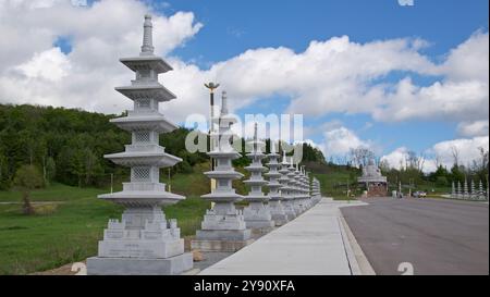 Peterborough, Ontario, Kanada / 18.05.2024: Der Eingang eines buddhistischen Tempels in China mit der Steinstatue des glücklichen Buddha im Hintergrund. Stockfoto