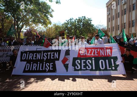Gaziantep, Turkiye. Oktober 2024. Gaziantep, Turkiye. Oktober 2024. Studenten protestieren auf dem Campus der Gaziantep Universität für Islamische Wissenschaften und Technologie, um an das einjährige Zeichen des israelischen Krieges im Gazastreifen zu erinnern. Der Krieg wurde von israelischen Truppen am selben Tag gestartet, an dem die Hamas am 7. Oktober 2023 die Al-Aqsa-Flut in Israel Angriff. Quelle: ZUMA Press, Inc./Alamy Live News Stockfoto