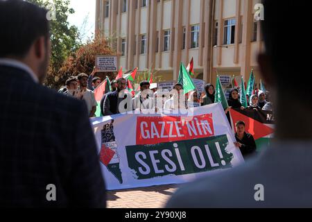 Gaziantep, Turkiye. Oktober 2024. Gaziantep, Turkiye. Oktober 2024. Studenten protestieren auf dem Campus der Gaziantep Universität für Islamische Wissenschaften und Technologie, um an das einjährige Zeichen des israelischen Krieges im Gazastreifen zu erinnern. Der Krieg wurde von israelischen Truppen am selben Tag gestartet, an dem die Hamas am 7. Oktober 2023 die Al-Aqsa-Flut in Israel Angriff. Quelle: ZUMA Press, Inc./Alamy Live News Stockfoto