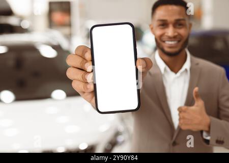 Unerkennbarer Manager Mit Einer Geringen Tiefe, Die Die Wichtigsten, Gestuften Thumbs-Up-Tays Im Store Anzeigt Stockfoto