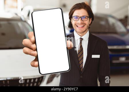 Agent Zeigt Den Autoschlüssel Im Mietwagenbüro An Stockfoto