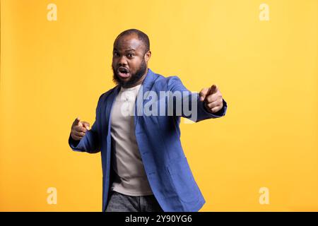 Porträt eines afroamerikanischen Motivationssprechers, der Monolog hält und mit Händen gestickt ist, isoliert über Studiohintergrund. Ausdrucksstarker BIPOC-Dozent mit hoher Energie während der Präsentation Stockfoto