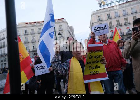 Madrid, Spanien. Oktober 2024. Während einer Kundgebung zum Gedenken an die Opfer und die Geiseln der Hamas-Proteste gedenken die Menschen an den Jahrestag des Angriffs der Hamas in Israel auf der Puerta del Sol in Madrid 7. Oktober 2024 Spanien Credit: SIPA USA/Alamy Live News Stockfoto