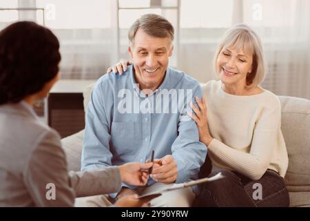 Senioren-Paar besucht Finanzberater im Büro Stockfoto