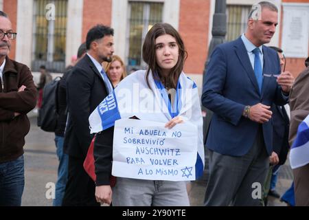 Madrid, Spanien. Oktober 2024. Während einer Kundgebung zum Gedenken an die Opfer und die Geiseln der Hamas-Proteste gedenken die Menschen an den Jahrestag des Angriffs der Hamas in Israel auf der Puerta del Sol in Madrid 7. Oktober 2024 Spanien Credit: SIPA USA/Alamy Live News Stockfoto