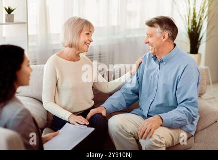 Glückliches reifes Paar lacht während erfolgreicher Therapie Stockfoto