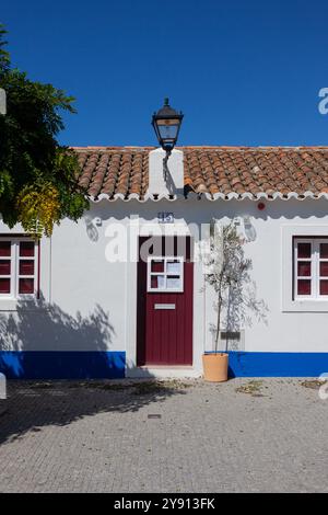 Ein traditionelles und farbenfrohes Haus im kleinen Küstenort Porto Covo an der Atlantikküste in Alentejo, Portugal. Stockfoto