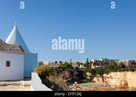 Capela da Nossa Senhora da Rocha, eine kleine Kapelle auf einer atemberaubenden Klippe, in der Küstenstadt Alporchinhos an der Algarve, Portugal Stockfoto