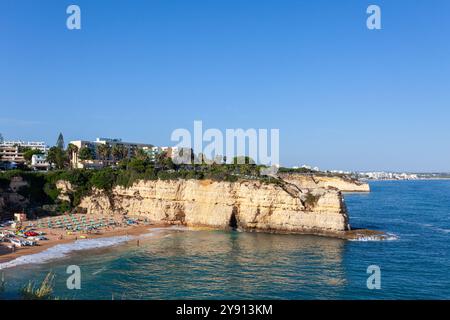 Praia da Nossa Senhora da Rocha, ein kleiner Strand, in der Küstenstadt Alporchinhos an der Küste der Algarve, Südportugal. Stockfoto