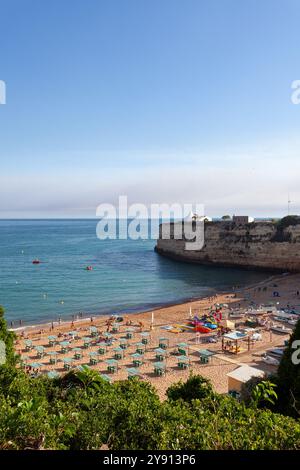 Praia da Nossa Senhora da Rocha, ein kleiner Strand, in der Küstenstadt Alporchinhos an der Algarve, Portugal, umgeben von atemberaubenden Klippen. Stockfoto