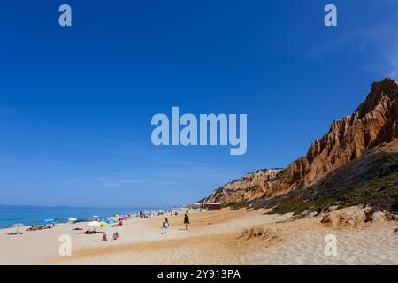 Praia da Galé-Fontaínhas (Galé-Strand) an der Atlantikküste mit seinem endlosen weißen Sandstrand und seinen berühmten Klippen, in der Nähe des Comporta Resort, Portugal. Stockfoto