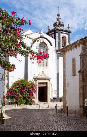 Igreja de São Pedro (St. Peter-Kirche) in der mittelalterlichen und malerischen Stadt Óbidos, Portugal Stockfoto