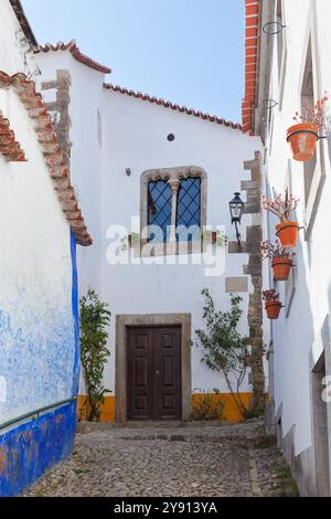Ein typisches Haus mit traditioneller Architektur in der mittelalterlichen und malerischen Stadt Óbidos, Portugal Stockfoto