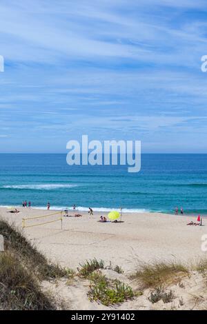 Praia de Quiaios (Quiaios Beach), ein breiter Sandstrand, beliebt zum Surfen und Boarding an der Atlantikküste im Westen Portugals. Stockfoto