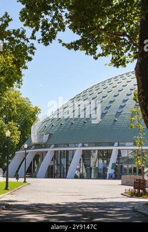 Die Pavilhão Rosa Mota (Super Bock Arena) ist eine Kultur- und Sportarena im Jardins do Palácio de Cristal in Porto, Portugal Stockfoto