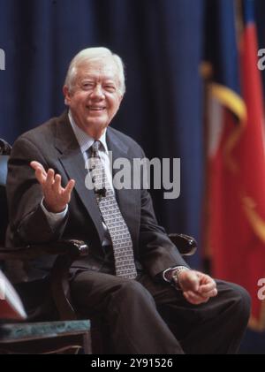 Austin, Tx, USA. Oktober 2024. Der ehemalige US-Präsident JIMMY CARTER hat 2000 bei einem Auftritt in der LBJ Library in Austin geübt. Die Carters besuchten Texas mehr als ein Dutzend Mal nach der Präsidentschaft. (Kreditbild: © Bob Daemmrich/ZUMA Press Wire) NUR REDAKTIONELLE VERWENDUNG! Nicht für kommerzielle ZWECKE! Stockfoto