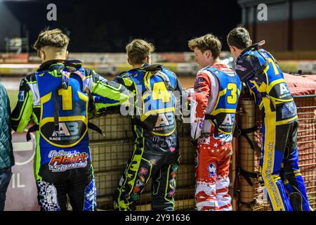 National Speedway Stadium, Manchester am Montag, den 7. Oktober 2024. (L bis R) Nathan Ablitt, Ace Pijper, Stene Pijper und Jamie Etherington der Sheffield Cubs beobachten die Vorbereitung der Strecke während des Spiels der WSRA National Development League zwischen Belle Vue Colts und Sheffield Tiger Cubs im National Speedway Stadium in Manchester am Montag, den 7. Oktober 2024. (Foto: Ian Charles | MI News) Credit: MI News & Sport /Alamy Live News Stockfoto