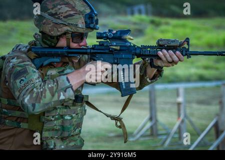 Ein Soldat der 25. Infanteriedivision übt Schießübungen während des Streckentrainings auf der Marine Corps Base Hawaii am 31. Juli 2024. Die Schießübungen waren Teil des Joint Training NAKOA FLEEK, bei dem die Bediener der 10th Special Forces Group (Airborne) den 25th Inf bekamen. Div Soldaten haben verschiedene Fähigkeiten erworben und sie während einer Gipfelübung getestet. Stockfoto