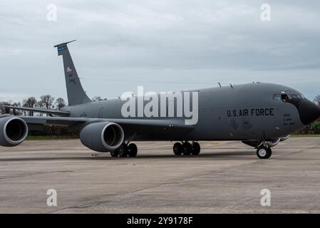 Ein KC-135 Stratotanker-Flugzeug fährt die Fluglinie hinunter, um die MacDill Air Force Base, Florida, am 6. Oktober 2024 zu evakuieren. Die Evakuierung des Flugzeugs ist Teil von MacDills Vorbereitungen für den Hurrikan Milton, der die Westküste Floridas noch in dieser Woche treffen wird. (Foto der U.S. Air Force von Staff Sgt. Leah Ritchey) Stockfoto