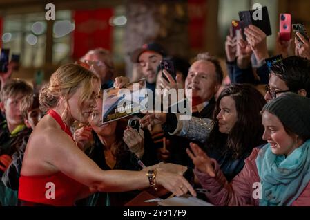 Zürich, Schweiz. Oktober 2024. Kate Winslet signiert Autogramme für Fans auf dem grünen Teppich für den Film „Lee“ beim 20. Zürcher Filmfestival. Quelle: Fabienne Koch/Alamy Live News Stockfoto