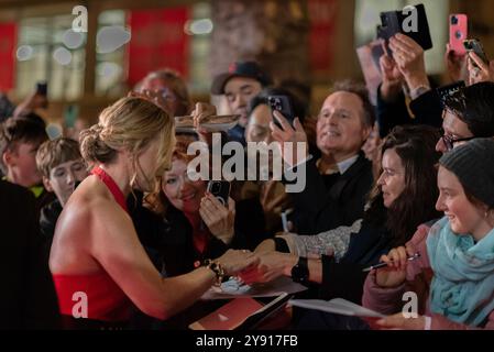 Zürich, Schweiz. Oktober 2024. Kate Winslet signiert Autogramme für Fans auf dem grünen Teppich für den Film „Lee“ beim 20. Zürcher Filmfestival. Quelle: Fabienne Koch/Alamy Live News Stockfoto