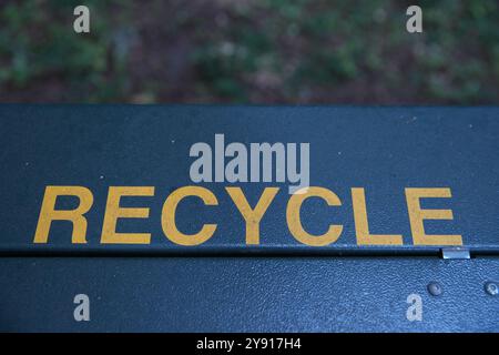 RECYCELN SIE den Text auf dem Campingplatz mit Bärenschutz. Stockfoto