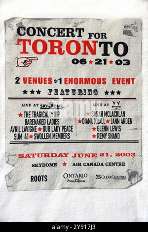 Toronto, Kanada – 21. Juni 2003: Poster auf dem T-Shirt für das Konzert für Toronto, das gleichzeitig im Skydome und im Air Canada Centre ausgetragen wird, um das Image und den Tourismus der Stadt zu verbessern, nachdem sie Anfang des Jahres von der SARS-Krise heimgesucht wurde. Es wird eine ganz kanadische Besetzung mit Tragically Hip, Barenaked Ladies und Sarah McLachlan vorgestellt. Dieses Konzert ging dem größeren Konzert voraus, das als SarsStock bekannt war und die Rolling Stones enthielt. Stockfoto