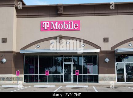 Houston, Texas USA 04-07-2024: T-Mobile Geschäftsunternehmen Storefront-Smartphone. Stockfoto