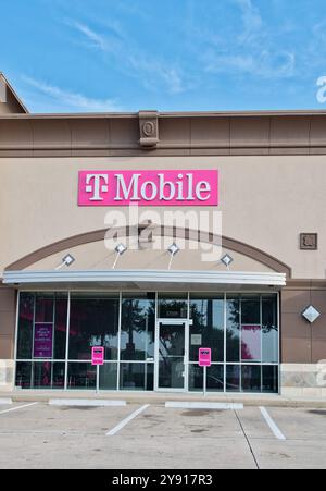 Houston, Texas USA 04-07-2024: T-Mobile Geschäftsunternehmen Storefront-Smartphone. Stockfoto