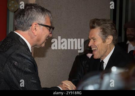 Turin, Italien. Oktober 2024. Der amerikanische Schauspieler Willem Dafoe (rechts) kommt auf rotem Teppich während der Veranstaltung, die Martin Scorsese im National Museum of Cinema gewidmet ist. Auf der linken Seite Domenico de Gaetano. Quelle: Marco Destefanis/Alamy Live News Stockfoto