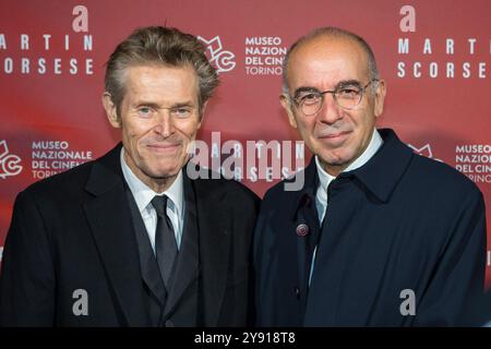 Turin, Italien. Oktober 2024. Der US-amerikanische Schauspieler Willem Dafoe (links) mit Regisseur Giuseppe Tornatore (rechts) auf rotem Teppich während der Veranstaltung, die Martin Scorsese im National Museum of Cinema gewidmet ist Credit: Marco Destefanis/Alamy Live News Stockfoto