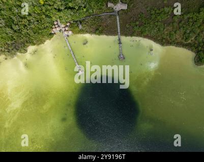 Laguna Kaan Luum aus der Vogelperspektive. Etwas außerhalb von Tulum, Mexiko, liegt eine Lagune mit flachem, klarem Wasser, das bei Einheimischen und Touristen gleichermaßen beliebt ist. Stockfoto