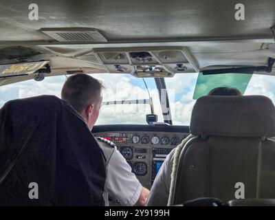 Der Kapitän des Flugzeugs und sein Co-Pilot bereiten sich auf einen frühen Pendlerflug in Pennsylvania vor Stockfoto