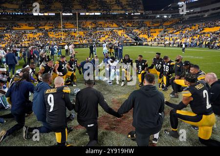 Pittsburgh, Pennsylvania, USA. Oktober 2024. 6. Oktober 2024: Gebetskreis während der Pittsburgh Steelers vs Dallas Cowboys im Acrisure Stadium in Pittsburgh PA. Brook Ward/scheinbare Media Group (Kreditbild: © AMG/AMG via ZUMA Press Wire) NUR REDAKTIONELLE VERWENDUNG! Nicht für kommerzielle ZWECKE! Stockfoto