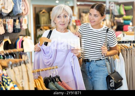 Zwei Frauen entscheiden sich für einen bequemen Hoodie im Bekleidungsgeschäft Stockfoto