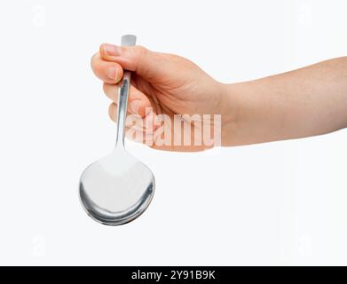 Die Nahaufnahme der rechten Hand einer Frau hält einen Löffel auf weißem Hintergrund. Stockfoto