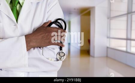 Abgeschnittene Aufnahme eines Gesundheitswesens, Stethoskop in der Hand und afrikanischer Arzt im Krankenhaus. Schwarzer Mann oder medizinischer Mitarbeiter, führend in der Medizin und Innovation in t Stockfoto