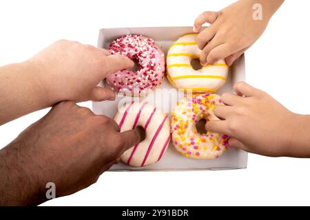 Donut, Box und Hände von Menschen mit Lieferung von Lebensmitteln zu Hause, Meeting oder weißem Hintergrund im Studio. Hungrig, Gruppe und Leute essen Donuts für sna Stockfoto