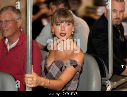 Kansas City, Usa. Oktober 2024. Taylor Swift kommt am 7. Oktober 2024 im Arrowhead Stadium in Kansas City, Missouri, an. Foto: Jon Robichaud/UPI Credit: UPI/Alamy Live News Stockfoto