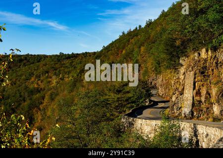 Sparrow Bush, NY - USA - 5. Oktober 2024 der malerische Hawks Nest Lookout am Upper Delaware Scenic Byway zeigt eine gewundene Straße entlang einer Klippe mit Stockfoto