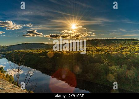 Sparrow Bush, NY - USA - 5. Oktober 2024 Sonnenuntergang beleuchtet die üppig grünen Wälder und den Fluss am Hawks Nest Lookout am Upper Delaware Scenic Byway, Cast Stockfoto