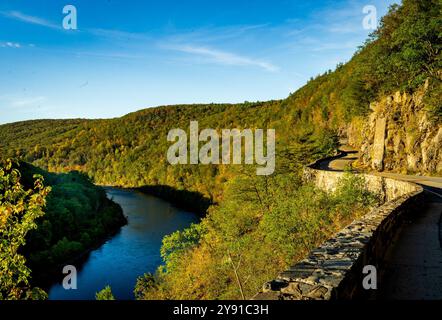 Sparrow Bush, NY - USA - 5. Oktober 2024 der malerische Hawks Nest Lookout am Upper Delaware Scenic Byway zeigt eine gewundene Straße entlang einer Klippe mit Stockfoto