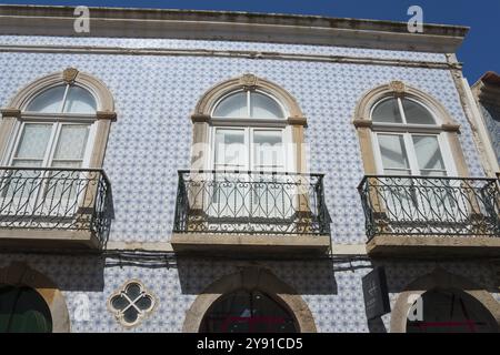 Fassade eines Hauses mit blauen Azulejos und schmiedeeisernen Balkonen im traditionellen portugiesischen Stil, Praca Dr. Antonio Padinha, Tavira, Faro, Algarve, Po Stockfoto