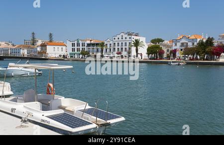 Stadt am Fluss mit Booten auf einer Promenade unter klarem Himmel in der Algarve, Gilao River, Gilao, Tavira, Faro, Algarve, Portugal, Europa Stockfoto