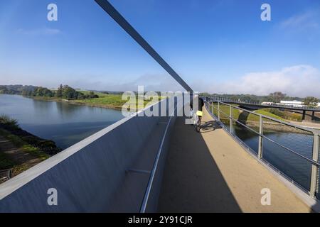 Neue Brücke über den Rhein-Herne-Kanal und die Emscher, Sprung über die Emscher, Fahrrad- und Fußgängerbrücke, 412 Meter lang, an der sogenannten Emscher Stockfoto