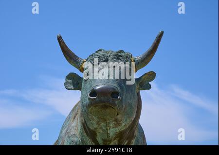 Bronze-Stier, Statue von VOVO dem Stier, von Peter Ball, vor einem klaren blauen Himmel, strahlend Kraft und Majestät, Sommer, Saintes-Maries-de-la-Mer, C. Stockfoto