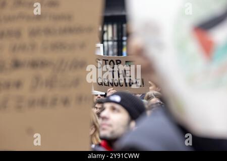 Banner stoppt den Völkermord! Bei der pro-palästinensischen Demonstration in Berlin, Deutschland, 6.10.2024: Pro-palästinensische Demonstranten protestieren am Kottbusser Tor Stockfoto