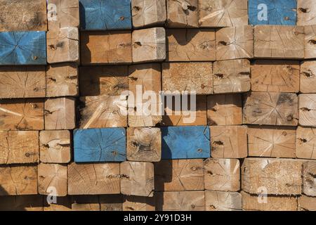 Gestapelt geschnittene rechteckige und quadratische Holzstücke, Quebec, Kanada, Nordamerika Stockfoto