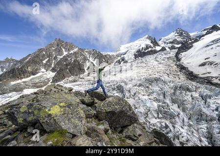 Bergsteiger, die von Fels zu Fels springen, hochalpine Gletscherberglandschaft, La Jonction, Glacier des Bossons trifft auf Glacier de Taconnaz, den Gipfel von Stockfoto